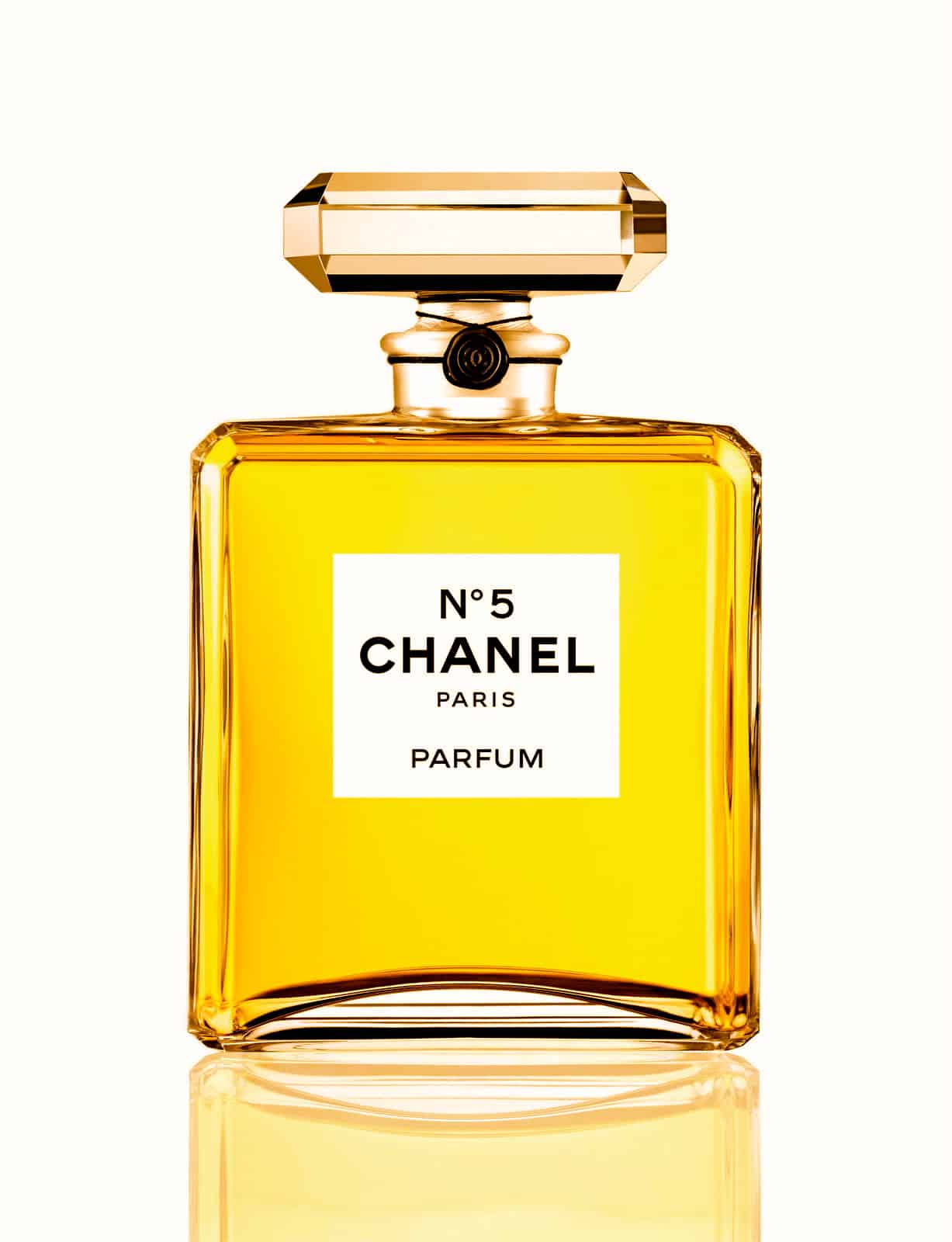 ادکلن مردانه شانل گرند ایکستریت (Chanel Grand Extrait) توسط یک عطر ساز جادویی فرانسوی به نام ارنست بیوکس (Ernest Beaux) در سال ۱۹۲۱ ساخته شد