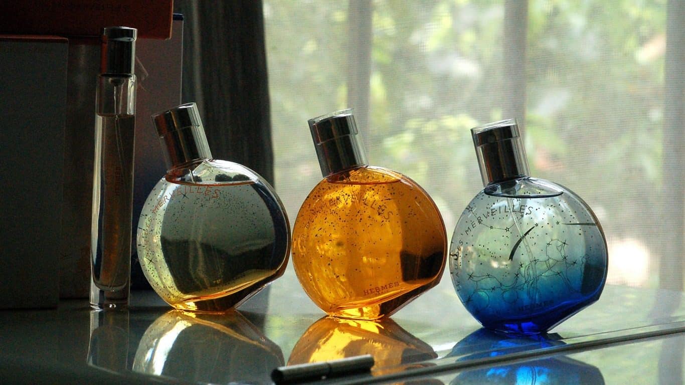 shake perfume- تکان دادن شیشه عطر